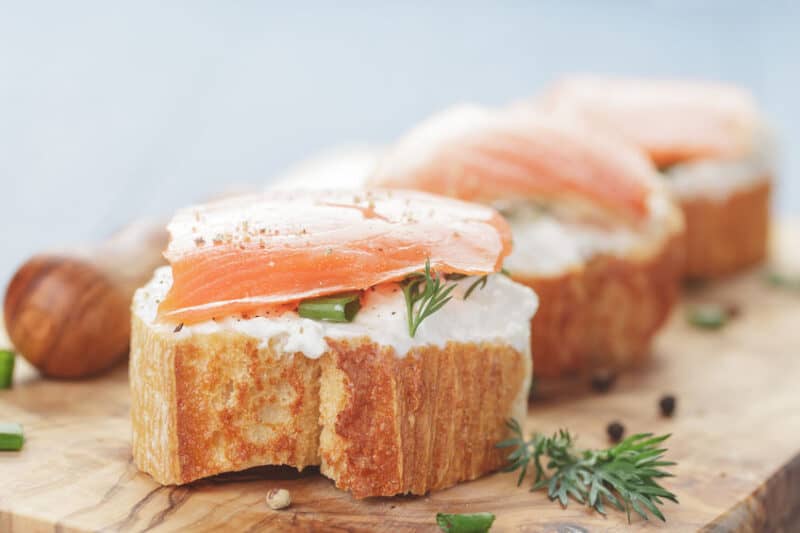 Bruschetta med laks En nem og let forret med en lækkert cremet flødeost